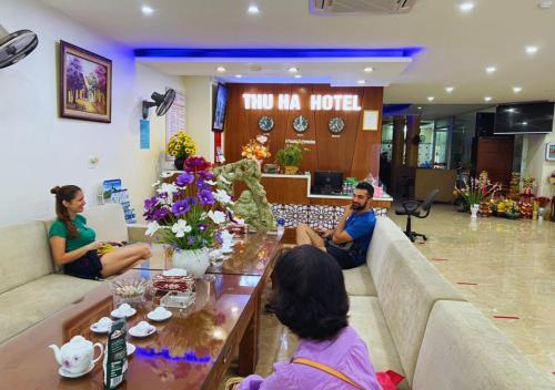 Uông BíThu Ha Hotel的一群坐在酒店大堂的人