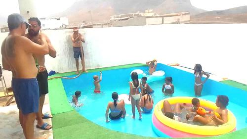 明德卢Beach Villa with pool的一群人在游泳池里