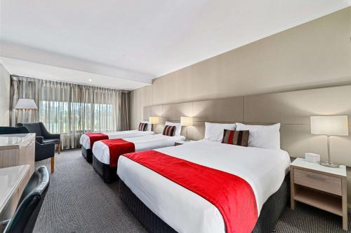 谢珀顿谢珀顿广场品质酒店的酒店客房,配有两张床和椅子