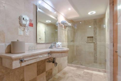马萨特兰马萨特兰品质酒店的一间带水槽和淋浴的浴室