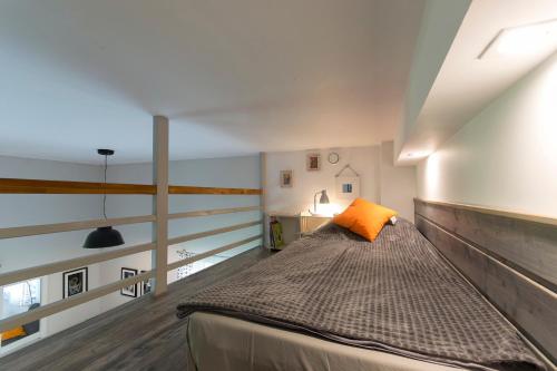 波莫瑞地区卡缅Apartament Rekowo的一间卧室配有一张带橙色枕头的大床
