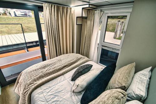 Merritt IslandBrand New House Boat Stunning Views and Resort Amenities的卧室在窗户前配有一张床