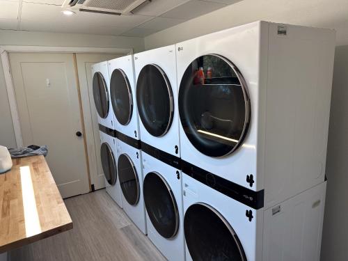 Merritt IslandSeaside Escape A Cozy Houseboat的洗衣房里的一排洗衣机