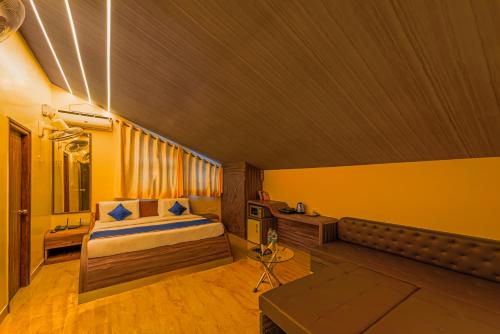 Dod BallāpurThe Venue By Seasons Suites-的一间卧室配有一张床和一台电视。