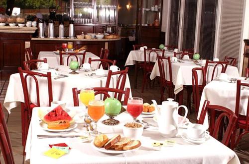 里贝朗普雷托Flat Bassano Vaccarini的用餐室配有带食品和饮料的白色桌子