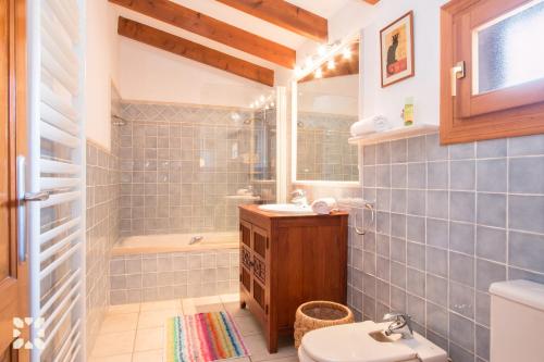 莫莱拉Villa Sandro by Abahana Villas的浴室配有卫生间、盥洗盆和浴缸。