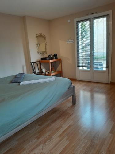 索尔格河畔利勒Casa Mia, chambre privée en Provence的一间卧室设有一张床和一个滑动玻璃门