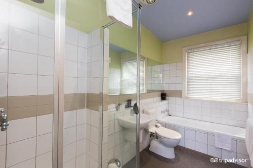 墨尔本Tolarno Hotel - Balazac Room - Australia的带淋浴、卫生间和盥洗盆的浴室