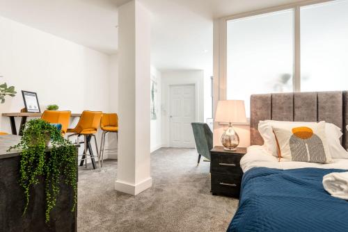 罗瑟勒姆Modern Studio Apartment in Central Rotherham的卧室配有一张床和一张桌子及椅子