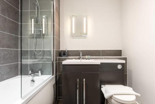 罗瑟勒姆Modern Studio Apartment in Central Rotherham的浴室配有卫生间、盥洗盆和淋浴。