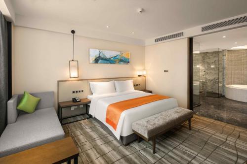 成都成都机场假日酒店的一间酒店客房 - 带一张床和一间浴室