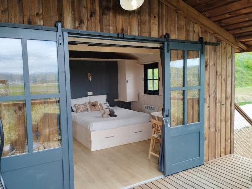 阿尔邦Camping Domaine de Senaud的谷仓内一间卧室,配有一张床