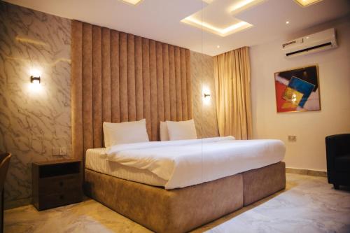 拉各斯DE LEVERAGE HOTEL & SUITES的一间卧室,卧室内配有一张大床