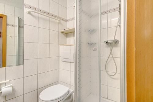 圣恩吉玛Ferienappartement Waldgenuss的一间带卫生间和淋浴的浴室