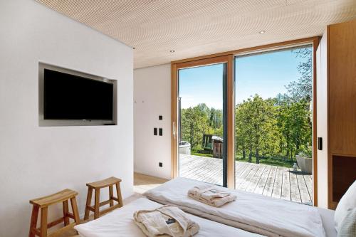 HorgenzellBodensee Oberschwaben的一间卧室配有两张床和一台平面电视