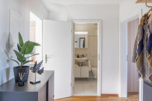 巴塞尔Special PICCO PICASSO Apartment Basel, Bahnhof Grossbasel 10-STAR的白色的浴室设有卫生间和水槽。