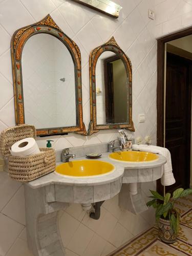 塔姆拉赫特乌兹达尔Darna Surf House Morocco的浴室设有2个水槽和2面镜子
