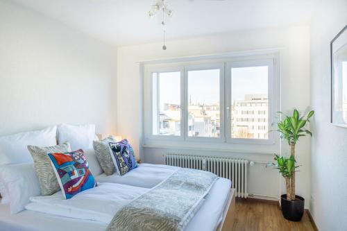 巴塞尔Special PICCO PICASSO Apartment Basel, Bahnhof Grossbasel 10-STAR的窗户客房内的白色沙发