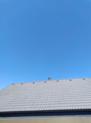 瓦尔堡Müller- Luxus-Hotel的蓝色天空的瓷砖屋顶