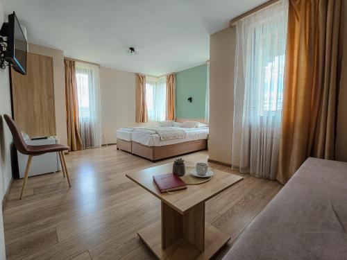 大特尔诺沃Family Hotel "Slavianska dusha"的卧室配有一张床和一张桌子