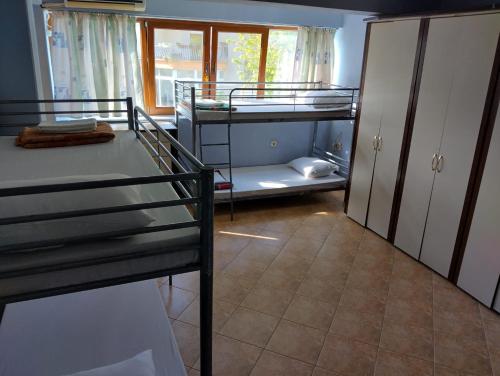 瓦尔纳Hostel Varna Botanika的客房设有两张双层床和衣柜。