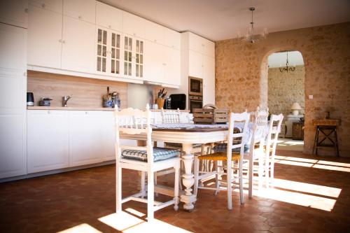 SanxayDomaine de la Briouse的厨房配有木桌和椅子