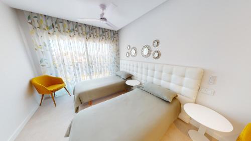 奥利瓦Atico Oceanic by Oliva Nova的客厅配有沙发和1张床