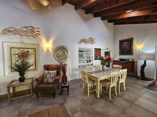 圣卢西亚Leopard Corner Lodge的厨房以及带桌椅的用餐室。