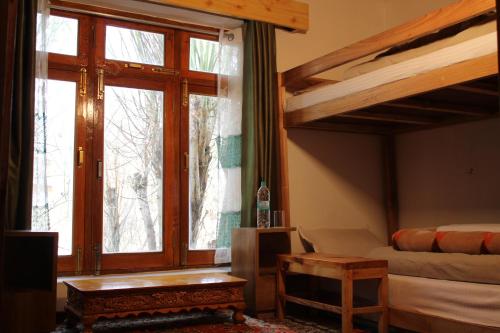 列城Karma Lodge的客厅配有高架床和沙发