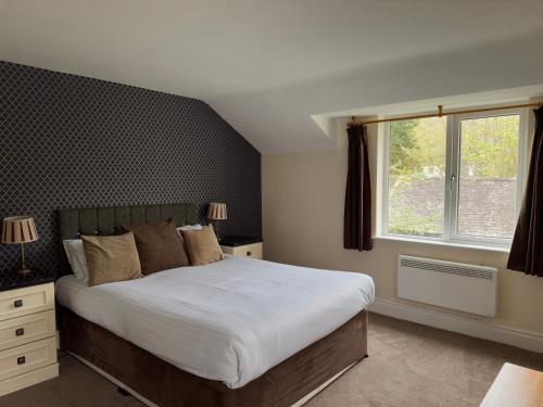 安布尔塞德斯科尔维斯大桥酒店的一间卧室设有一张大床和一个窗户。
