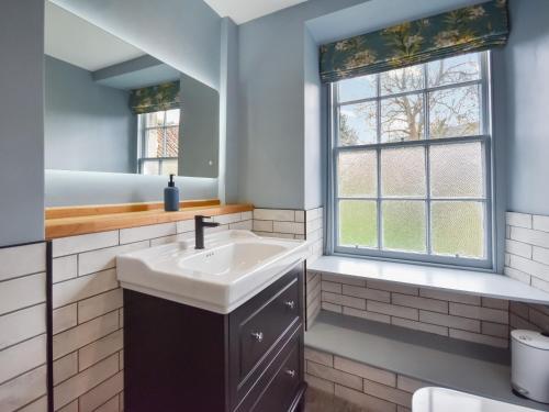 福克兰Moncrieff House的一间带水槽和窗户的浴室