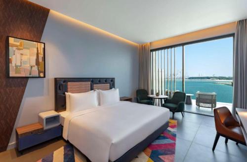 迪拜Hyatt Centric Jumeirah - King Room Sea View - UAE的酒店客房设有一张床和一个大窗户