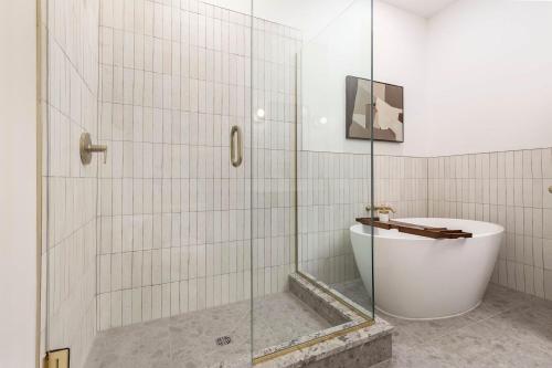 路易斯威尔Modern Mid Century Getaway. Luxury by Hollyhock的浴室设有玻璃淋浴间和卫生间