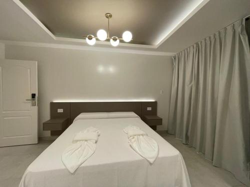 特尔马斯德里奥翁多HOTEL & SPA JAMAX的一间卧室配有一张床,上面有两条毛巾