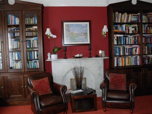 卡迪夫塔内斯酒店的客厅配有两把椅子和壁炉