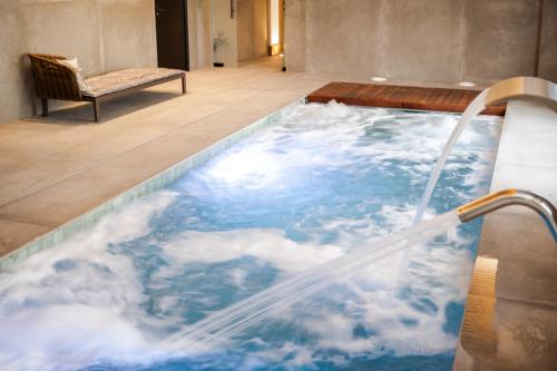 索里亚Hotel & Spa Convento San Francisco的一个带喷泉的按摩浴缸