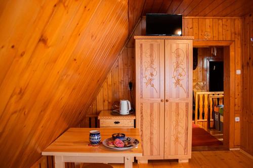 扎科帕内Willa Pod Jesionami的木房间设有桌子和橱柜