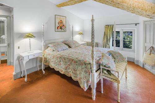 MasseboeufChâteau Mentone的白色卧室配有床和椅子