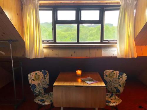 格伦加里夫The Black Sheep的客房设有桌子、两把椅子和窗户。