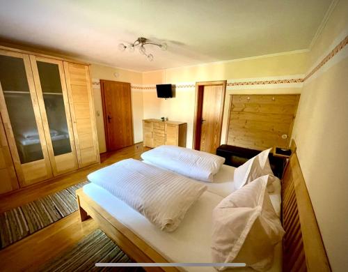 基姆湖畔贝尔瑙Ferienhaus Daxenberger的一间卧室配有两张床和电视。