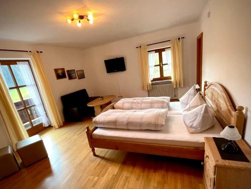 基姆湖畔贝尔瑙Ferienhaus Daxenberger的一间卧室,卧室内配有一张大床