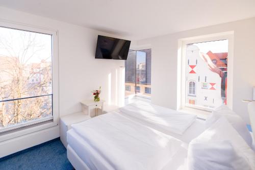 维斯马新奥尔良酒店的白色的卧室设有床和窗户