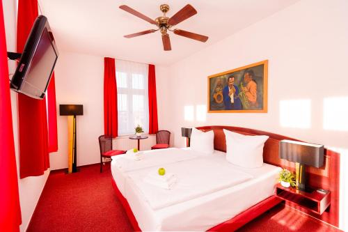 维斯马新奥尔良酒店的卧室配有白色的床和平面电视。