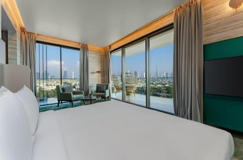迪拜Hyatt Centric Jumeirah Dubai - Executive Room - UAE的一间卧室设有一张大床和大窗户