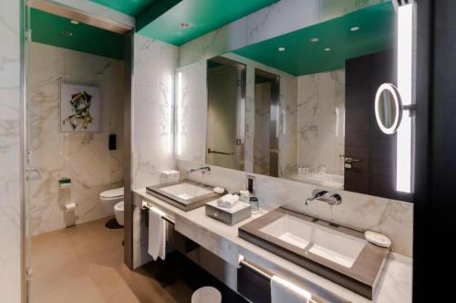 迪拜Hyatt Centric Jumeirah Dubai - Executive Room - UAE的一间带两个盥洗盆和大镜子的浴室
