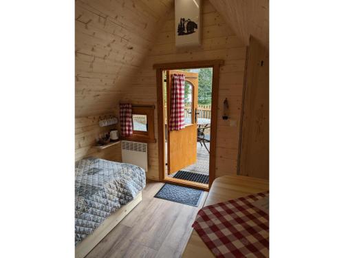 Dachsberg im Schwarzwald克洛斯特维何霍夫酒店的小屋内带床和门的房间