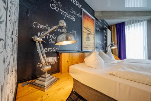 巴贝希尔索霍斯酒店的一间卧室设有两张床和粉笔板墙
