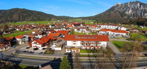 因泽尔Alpenhotel Gastager的一座拥有橙色屋顶的城镇,一座山底