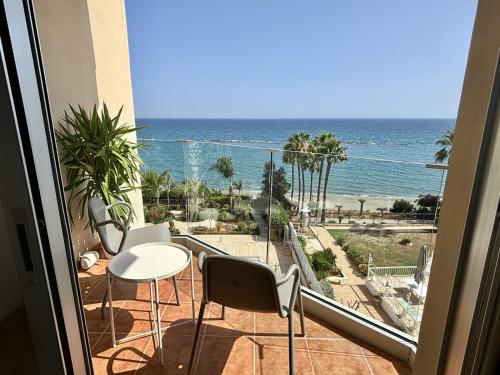 利马索尔Helena Beach by TrulyCyprus的海景阳台。