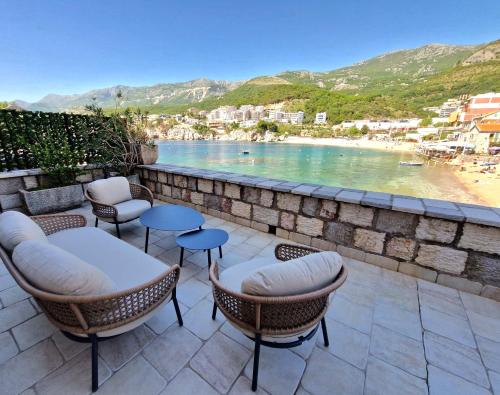 斯韦蒂·斯特凡柯赞尼格拉专享公寓的一个带桌椅的庭院,享有海滩美景